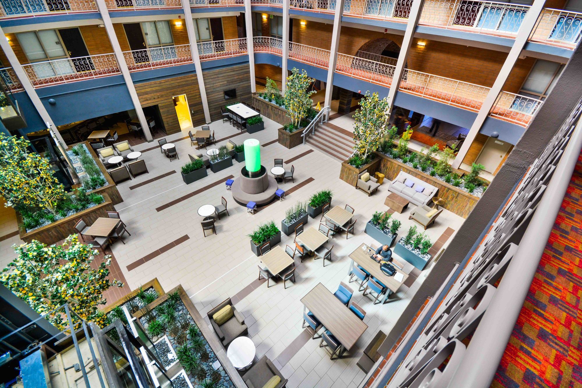 Embassy Suites By Hilton Denver Central Park מראה פנימי תמונה